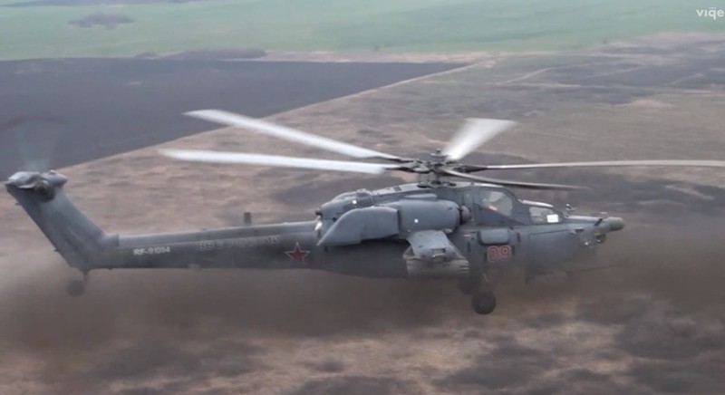 Trực thăng Thợ săn đêm Mi 28N tấn công mục tiêu bằng rocket.