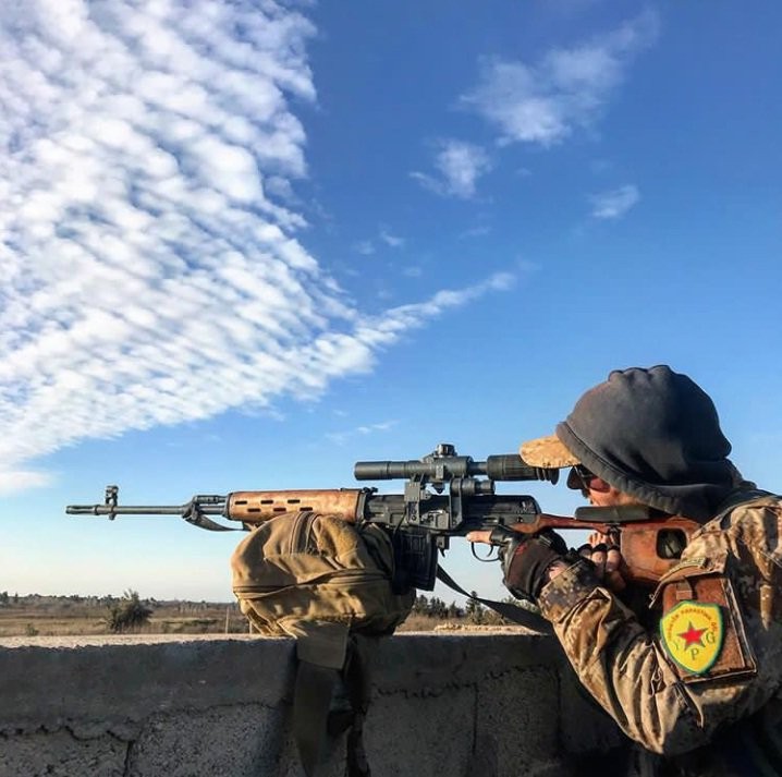 Một xạ thủ bắn tỉa người Kurd thuộc lực lượng YPG.