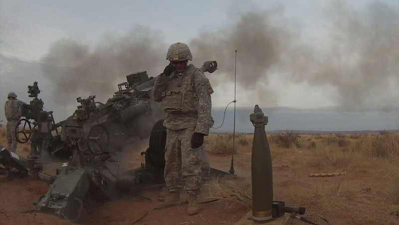 Lính thủy đánh bộ Mỹ pháo kích trên chiến trường Syria. 