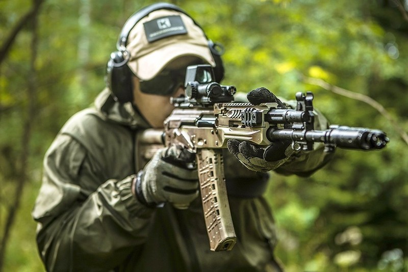 Tập đoàn Kalashnikov thử nghiệm súng tiểu liên mới AK-12. 