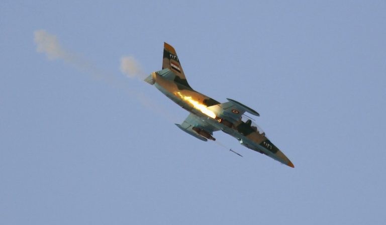 Máy bay chiến đấu - huấn luyện L-39 Syria không kích trên chiến trường.