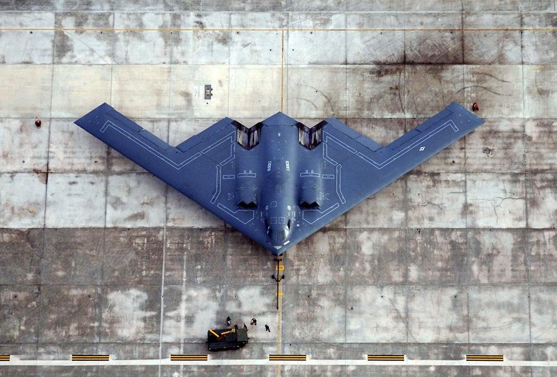 Máy bay ném bom chiến lược tàng hình B-2 Mỹ.