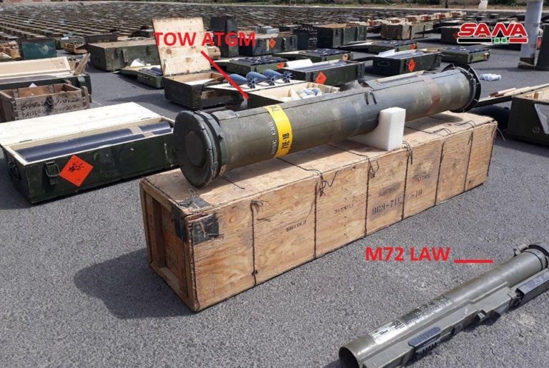 Các loại vũ khí đạn dược,trong đó có cả tên lửa chống tăng TOW do Mỹ sản xuất bị thu giữ trên vùng ngoại ô Damascus. Ảnh SANA