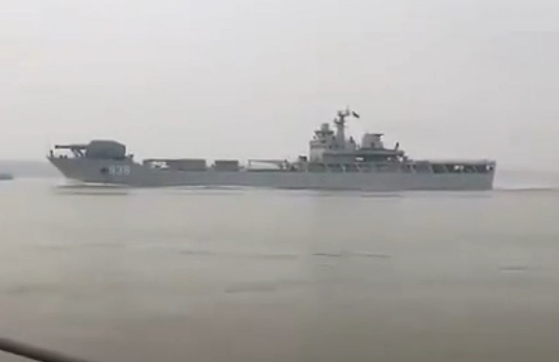Tàu đổ bộ xe tăng Hải Dương Sơn gắn pháo ray điện từ trên đường ra biển thử nghiệm.