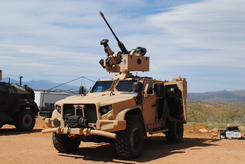 Xe thiết giáp hạng nhẹ Mỹ JLTV được lắp đặt hệ thống tên lửa Javelin. Ảnh Defense-Blog