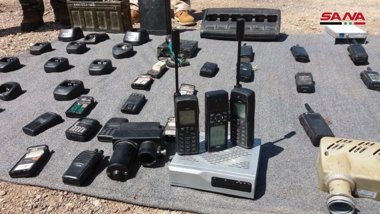 Trang thiết bị thông tin liên lạc quân đội Syria thu giữ được ở Quneitra. Ảnh SANA