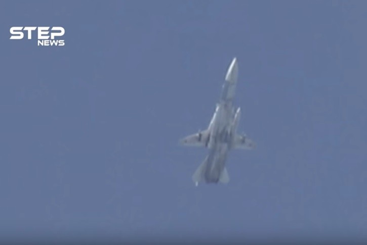 Máy bay chiến đấu Su-24 không quân Nga không kích Hama, Idlib. Ảnh: STEP News.