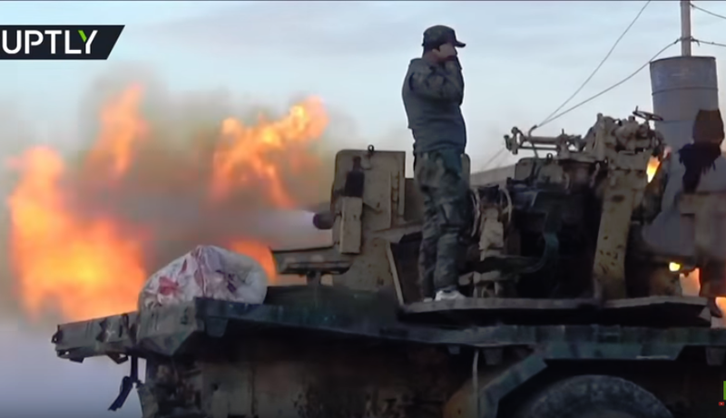 Pháo binh quân đội Syria bắn phá chiến tuyến lực lượng Hồi giáo cực đoan ở Hama. Ảnh Masdar News