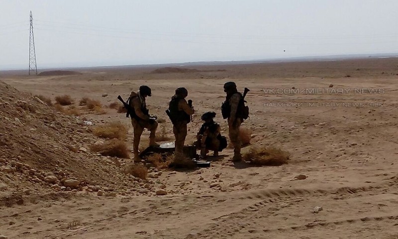 Các quân nhân Nga trên chiến trường sa mạc tỉnh Homs. Ảnh Masdar News