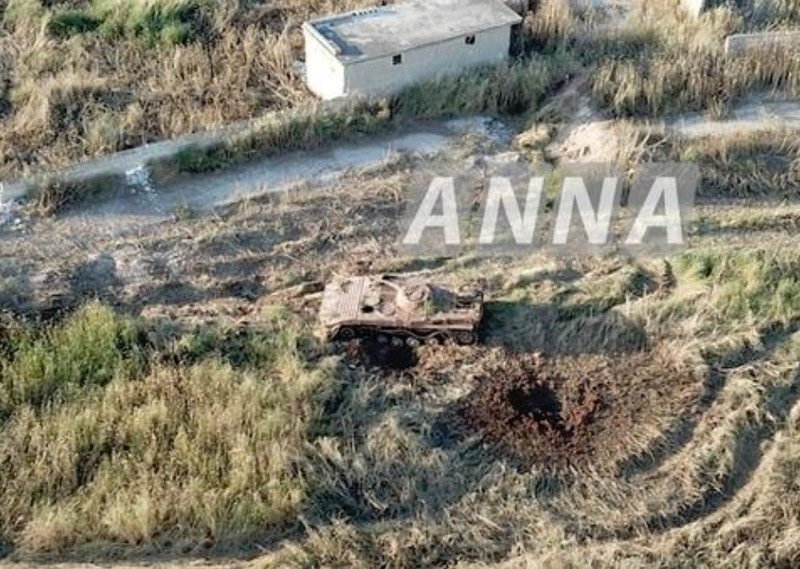 Xe bộ binh chiến đấu BMP-1 của lực lượng thánh chiến bị trúng bom của không quân Nga ở Hama. Ảnh minh họa Masdar News
