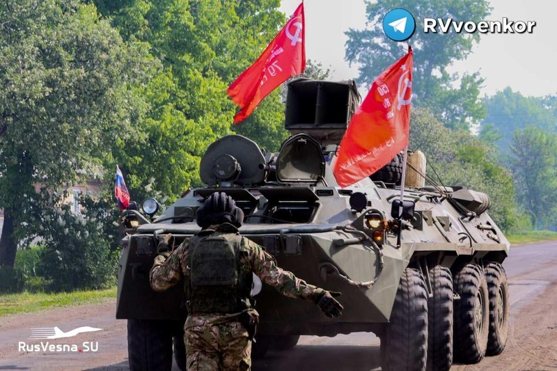 Dân quân Luhansk tiến vào thành phố Lisichansk. Ảnh RusVesna.
