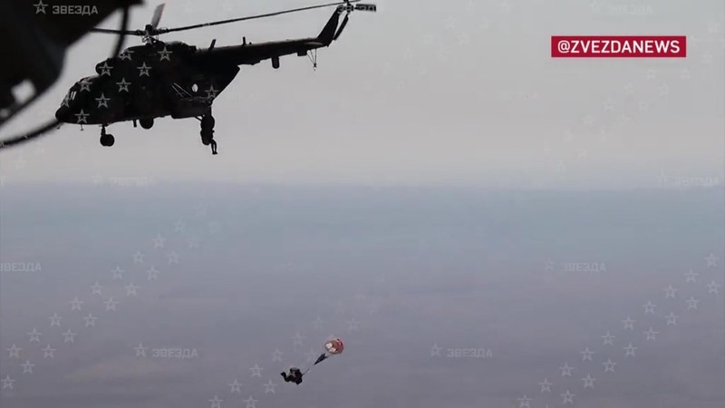 Lính Syria huấn luyện nhảy dù. Ảnh TV Zvezda