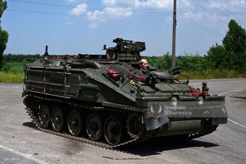 Binh sĩ Ukraine đổ bộ xe thiết giáp hạng nhẹ Spartan của Anh xuống khu vực thành phố Bakhmut, Donetsk. Ảnh South Front.