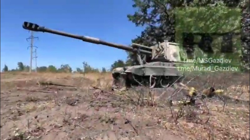 Pháo tự hành 2S19 Msta-S Nga pháo kích vào tuyến phòng ngự quân đội Ukraine ở thành phố Seversk. Ảnh video RT