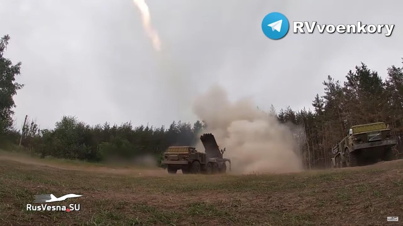 Pháo phản lực Uragan quân đội Nga tấn công quân đội Ukraine ở Donetsk. Ảnh video RusVesna.