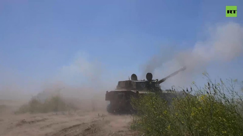 Pháo tự hành 2S1 Hoa cẩm chướng tấn công chiến tuyến quân đội Ukraine trên vùng Donetsk. Ảnh Video RT.