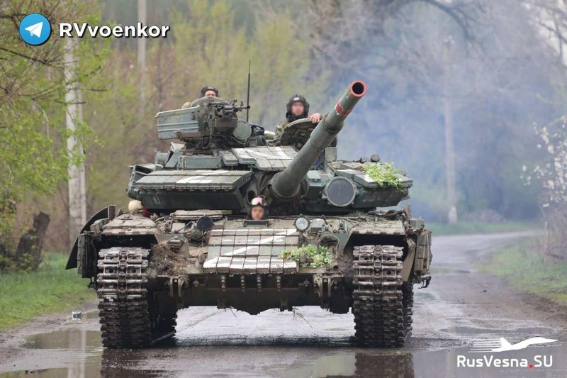 Xe tăng lực lượng dân quân Donbass tiến công. Ảnh RusVesna