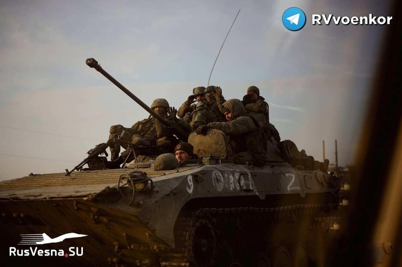Một tiểu đội dân quân Donetsk trên xe BMP. Ảnh RusVesna.