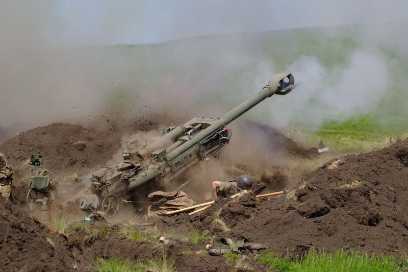 Quân nhân Ukraine bắn lựu pháo M777 trên một địa bàn không xác định ở khu vực Donbass. Ảnh: Bộ Quốc phòng Ukraine.