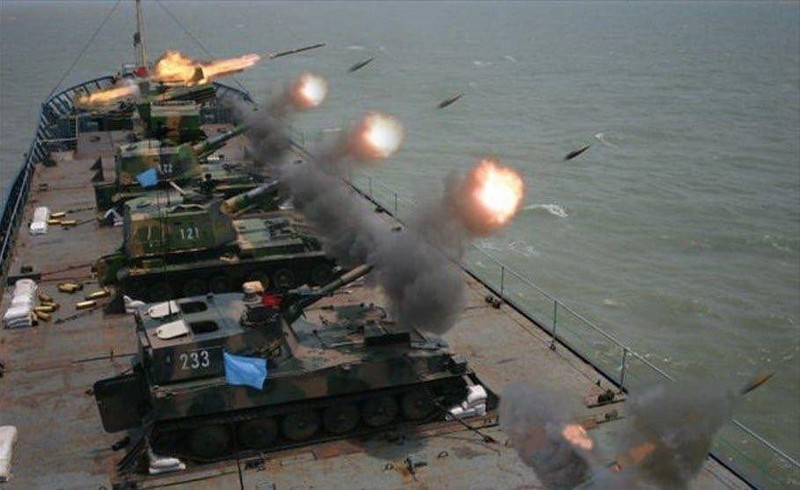 Quân đội Trung Quốc diễn tập pháo kích trên biển. Ảnh Truyền hình Trung Quốc CCTV.