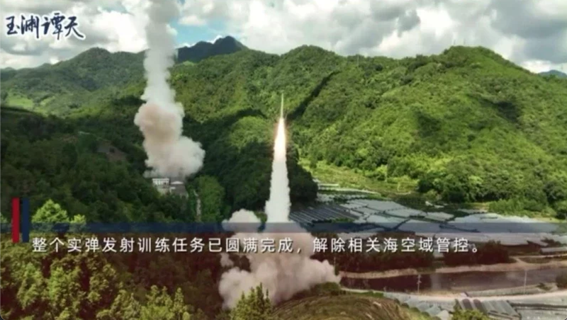 Trung Quốc phóng 11 tên lửa đạn đạo tầm ngắn trên vùng biển quanh Đài Loan. Ảnh truyền hình CCTV.