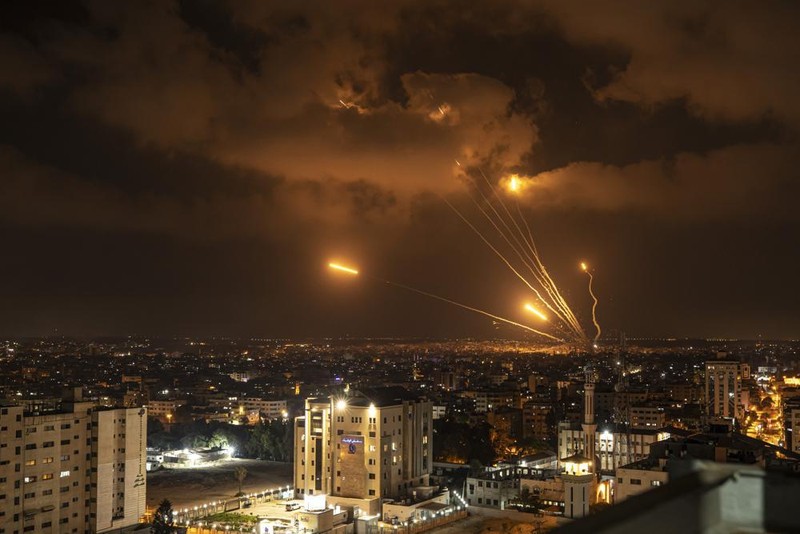 Lực lượng Hồi giáo Palestine Thánh chiến phóng rockets từ dải Gaza. Ảnh AP.