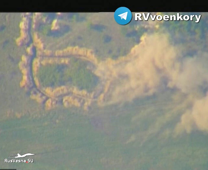 Quân đội Nga pháo kích vào chiến tuyến phòng ngự quân đội Ukraine. Ảnh video Rusvesna.