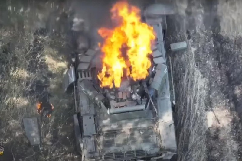 Xe tăng T-73B3 quân đội Nga bị phá hủy. Ảnh video Military Portal Ukraine