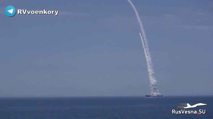 Hải quân Nga phóng tên lửa hành trình Kalibr vào Odessa. Ảnh video Rusvesna.