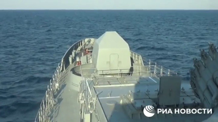 Hải quân Nga phóng tên lửa Kalibr tấn công quân đội Ukraine.
