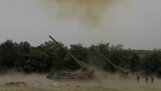 Pháo hạng nặng 2S7 "Malka" 203 mm quân đội Nga khai hỏa. Ảnh video RusVesna