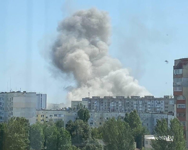 Hỏa hoạn trong nhà máy Sokil, ở thành phố Nova Kakhovka, Kherson. Ảnh video Military Portal Ukraine.