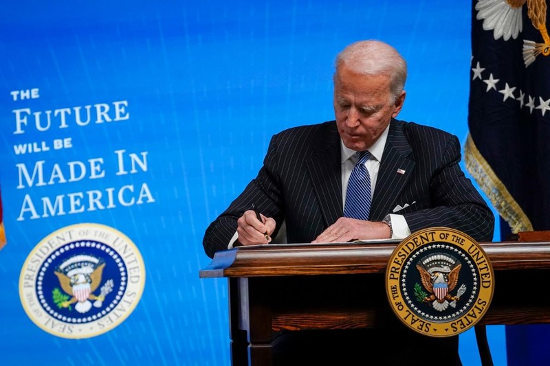 Tổng thống Mỹ Joe Biden ký đạo luật CHIPS. Ảnh E&T