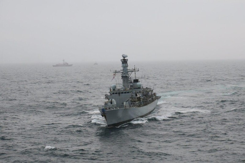 Khu trục hạm HMS Westminster Hải quân Anh cơ động chiến đấu trong cuộc diễn tập. Ảnh Hải quân Anh.