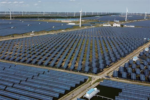Một khu trang trại điện mặt trời và điện gió của Trung Quốc. Ảnh AFP