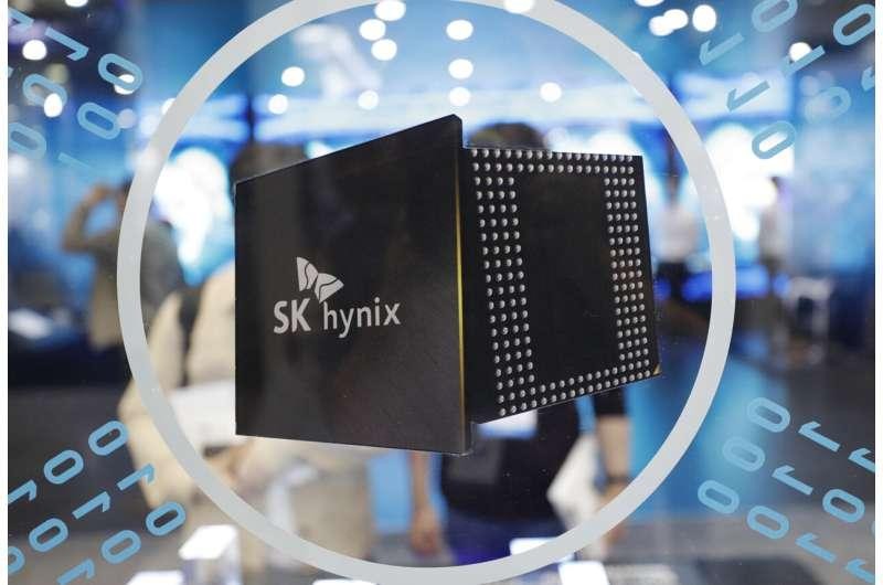 Logo của SK Hynix được nhìn thấy tại Triển lãm Điện tử Hàn Quốc ở Seoul, Hàn Quốc, vào ngày 8/10/2019. Ảnh AP Photo / Lee Jin-man, File