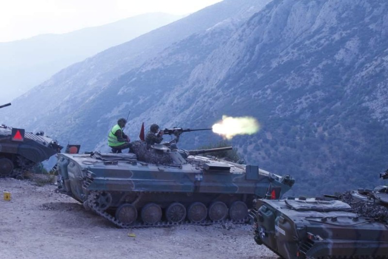 Bắn súng máy M2 trên xe BMP-1 của Hy Lạp. Ảnh Military Ukraine