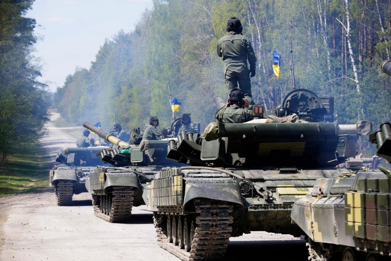 Xe tăng T-72 quân đội Ukraine nhận được từ các nước Đông Âu. Ảnh Military Ukraine.