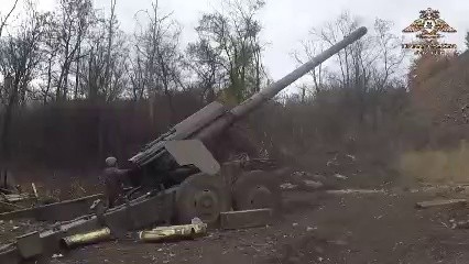 Khẩu đội pháo xe kéo Hyacinth-B 152 mm dân quân Donetsk. Ảnh video Kênh Telegram dân quân Donetsk.