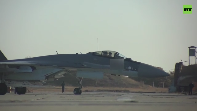 Su-35S tuần tiễu, phóng tên lửa tấn công mục tiêu máy bay Ukraine. Ảnh video RT