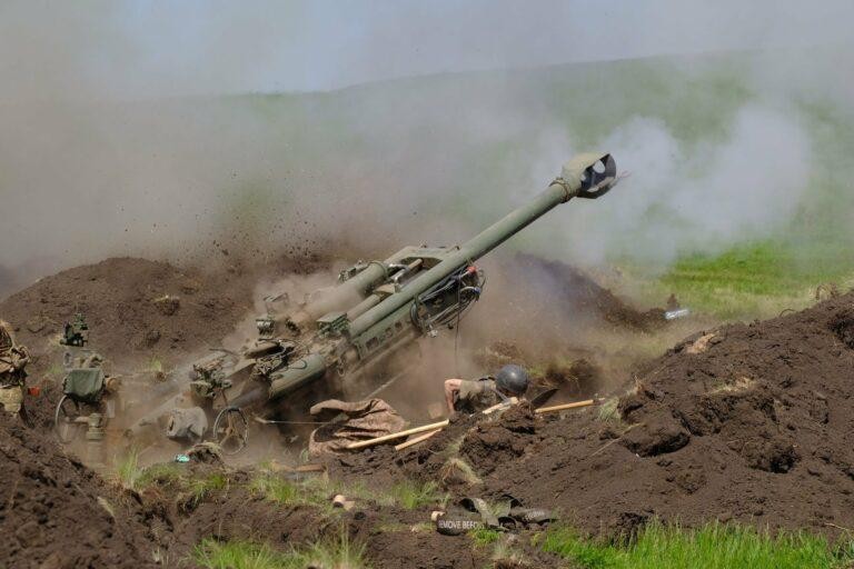 Quân đội Ukraine sử dụng pháo xe kéo M777 do Mỹ sản xuất. Ảnh RT