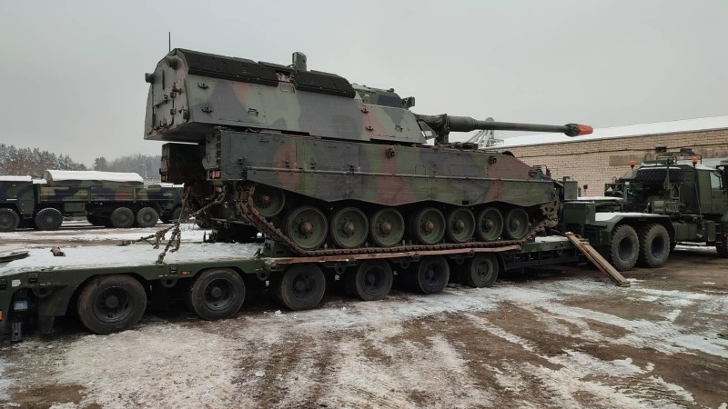 Pháo tự hành Panzerhaubitze 2000 (PzH 2000) vận chuyển về Ukraine. Tháng 11/2022. Ảnh: Arvydas Anušauskas