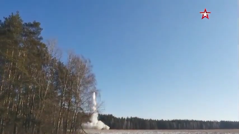 uân đội Nga phóng tên lửa đạn đạo mặt đất Iskander ở Ukraine. Ảnh Video TV Zvezda. 