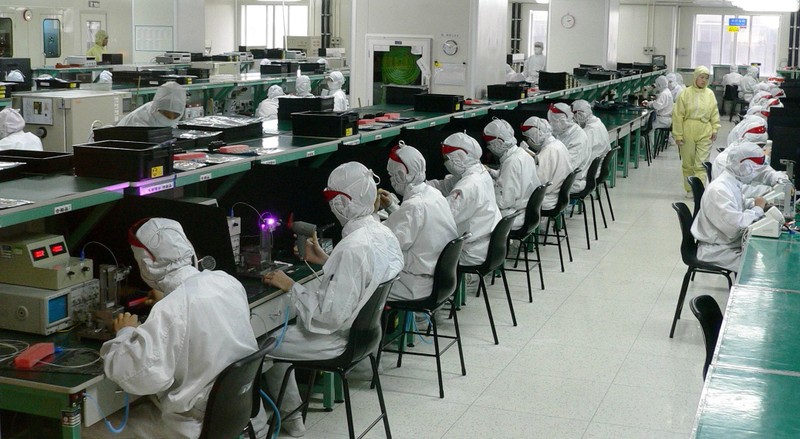Một phân xưởng sản xuất của nhà máy lắp ráp iPhone Trịnh Châu. Ảnh AP