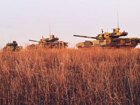 Xe tăng T-14 Armata huấn luyện chiến đấu, được cho là trong vùng chiến sự ở Ukraine. Ảnh RusVesna.