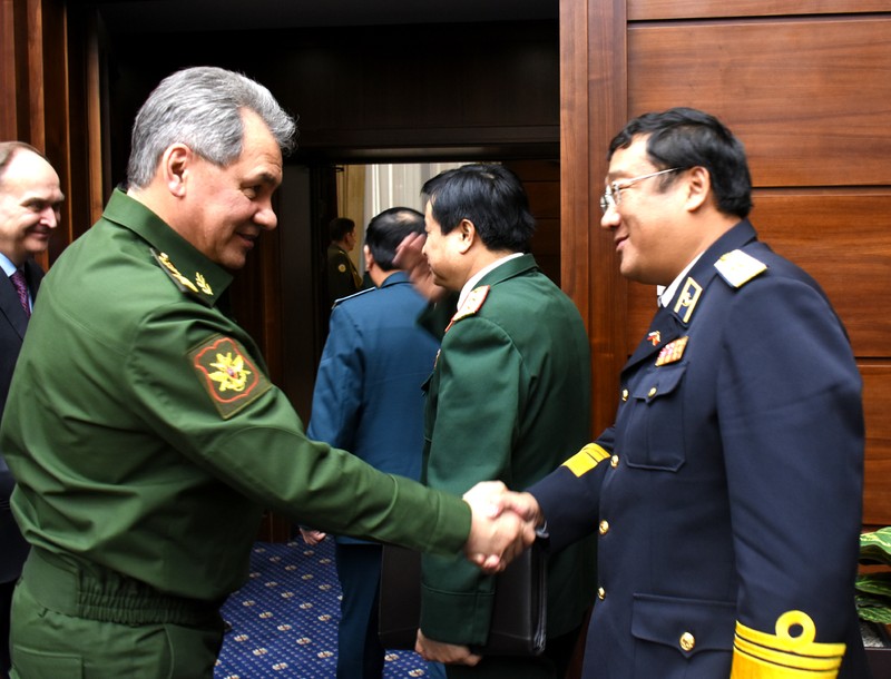 Chuẩn đô đốc Phạm Hoài Nam-Tư lệnh Hải quân Việt Nam trước cuộc hội đàm với Bộ trưởng quốc phòng Nga Sergei Shoigu trong một dịp gặp mặt (ảnh tư liệu, Hải quân Việt Nam)