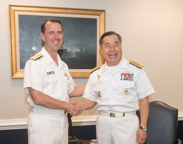 Ngày 4/8/2016, tại Lầu Năm Góc, Đô đốc John Richardson, Tham mưu trưởng Hải quân Mỹ hội đàm với Đô đốc Jung Ho-sub, Tư lệnh Hải quân Hàn Quốc. Ảnh: News.usni.org