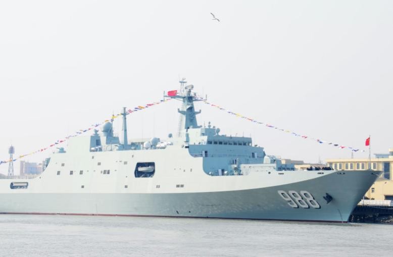 Tàu đổ bộ cỡ lớn Nghi Mông Sơn số hiệu 988 Type 071A của Hạm đội Đông Hải, Hải quân Trung Quốc. Ảnh: Sina.
