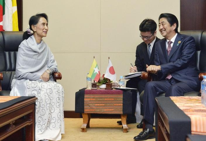 Tháng 9/2016, tại Vientaine, Lào, bà Aung san Suu kyi có cuộc hội đàm với Thủ tướng Nhật Bản Shinzo Abe. Ảnh: The Japan Times
