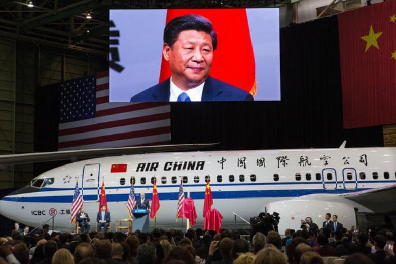 Năm 2015, tại Everett, bang Washington, ông Tập Cận Bình, Chủ tịch  nước Trung Quốc xuất hiện trên màn hình lớn, đang chờ phát biểu với các công nhân viên của hãng Boeing. Ảnh: Thời báo New York.